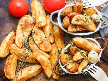 Печени домашни уеджис картофки на фурна (с червени картофи) - снимка на рецептата